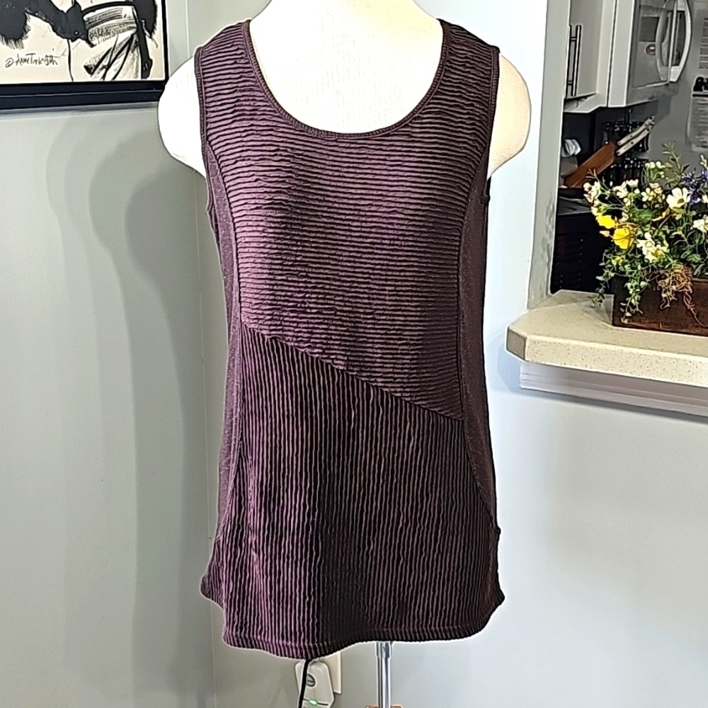CHICO'S SLEEVLESS, women's brown top. Size Chico's 0, small. Great‎ texture.